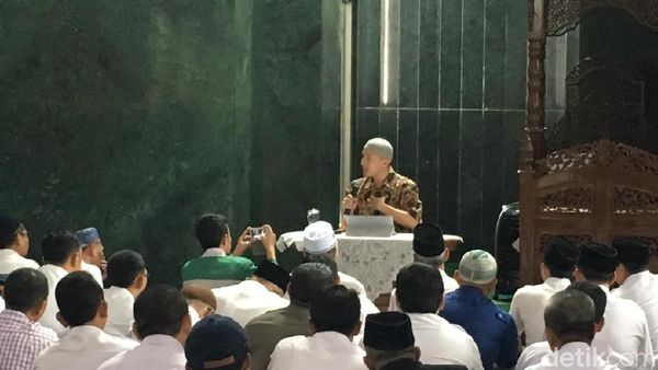 Foto Suasana Ceramah Felix Siauw di Masjid Balai Kota