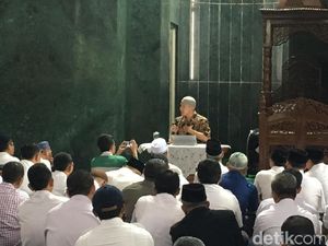 Foto Suasana Ceramah Felix Siauw di Masjid Balai Kota