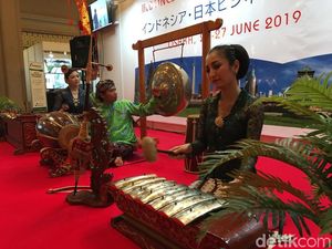 Suami Istri Lintas Negara Main Gamelan di Forum Bisnis RI-Jepang Suami Istri Lintas Negara Main Gamelan di Forum Bisnis RI-Jepang