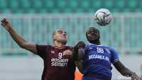 Di menit ke-14, PSM pembuka peluang lewat aksi Wiljan Pluim. Sepakan placingnya membuat bola masih tipis di atas gawang Becamex.