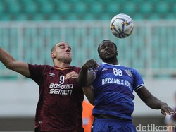 Di menit ke-14, PSM pembuka peluang lewat aksi Wiljan Pluim. Sepakan placingnya membuat bola masih tipis di atas gawang Becamex.