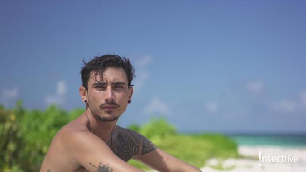 Vincent Verhaag berjemur di hamparan pasir putih