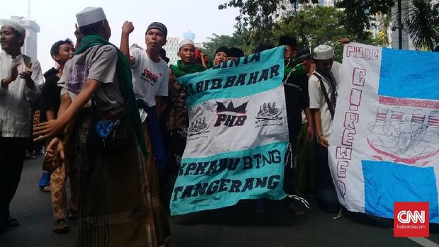 Anak-anak Nekat Ikut Aksi di MK Naik Mobil Bak dan Mengemper
