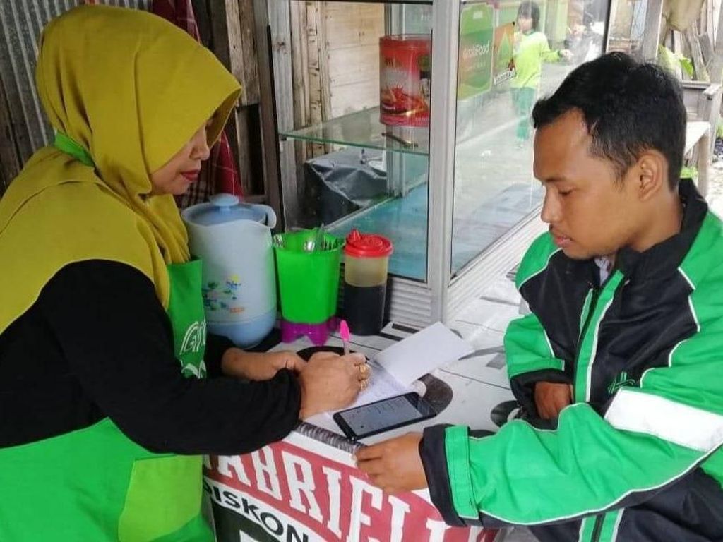 Kisah Helmah dengan GrabFood, Omzet Melesat & Bagi Makanan Gratis Kisah Helmah dengan GrabFood, Omzet Melesat & Bagi Makanan Gratis