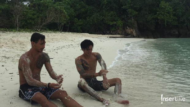 Dua host MTMA menikmati indahnya pantai di Banggai Laut