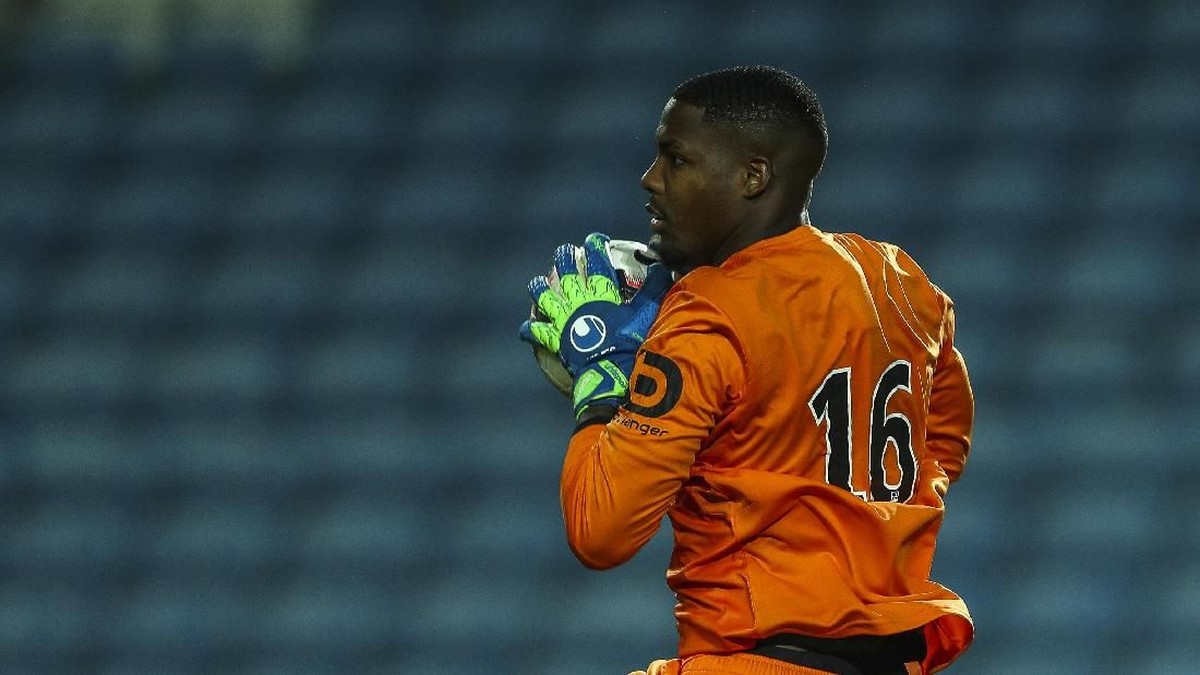 Mike Maignan jadi incaran Manchester United sebagai pengganti David de Gea (Carlos Rodrigues/Getty Images)