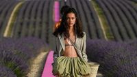 Viral, Brand Fashion Favorit Rihanna Gelar Show Dramatis di Kebun Bunga