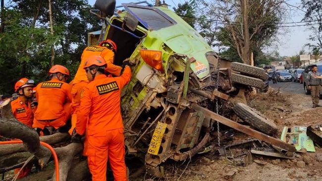 Berita Dramatis! Tim SAR Bandung Selamatkan Sopir Terjepit Dalam Truk Selasa 16 April 2024