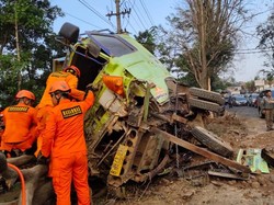 Dramatis! Tim SAR Bandung Selamatkan Sopir Terjepit Dalam Truk