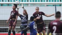 Di babak kedua, laga masih berjalan sengit. Peluang Becamex lewat Nguyen Tienh Linh dan Nguyen Anh Duc bisa dibalas lewat peluang Beny Wahyudi dan Eero Markkanen.