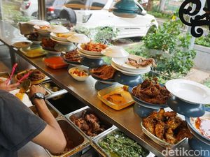 Pedas Membara Ayam Singgang dan Dendeng Balado Pedas Membara Ayam Singgang dan Dendeng Balado