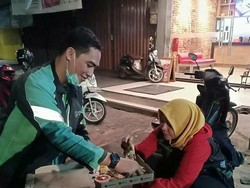 Sabar Banget! Driver Ojol Ini Berbagi Pizza yang Dibatalkan Konsumen