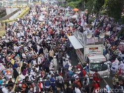 Makin Sore, Massa Aksi Kawal MK Meluber hingga Kemenko Polhukam