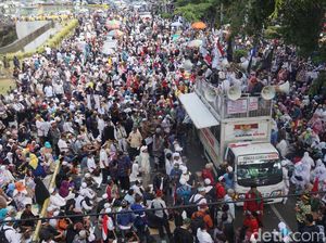Makin Sore, Massa Aksi Kawal MK Meluber hingga Kemenko Polhukam Makin Sore, Massa Aksi Kawal MK Meluber hingga Kemenko Polhukam