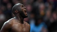 Romelu Lukaku beberapa kali mengirim sinyal ingin hengkang dari Manchester United. Inter Milan lalu datang dan mendekatinya, namun MU belum mau melepasnya. Kini, striker Belgia itu masih tertahan di Old Trafford. (Foto: Shaun Botterill / Getty Images)