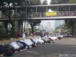 Massa Aksi Kawal MK Salat Zuhur Berjemaah di Jl Medan Merdeka Barat
