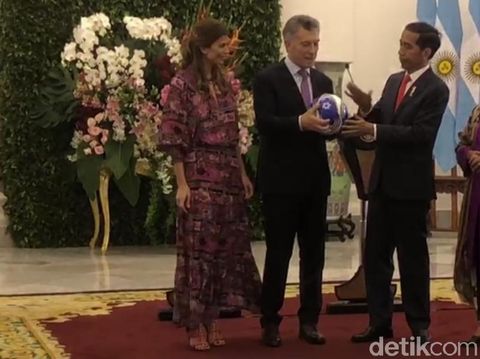 Bertemu Presiden Argentina, Jokowi Dihadiahi Jersi Nomor 10 Albiceleste