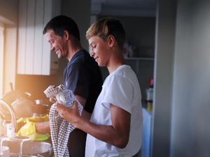 Riset: Anak-anak yang Bantu Bereskan Rumah Lebih Sukses Saat Dewasa