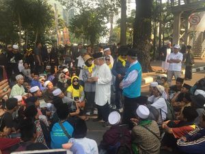 Massa Aksi Kawal MK Mulai Berdatangan di Patung Kuda Monas