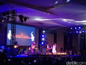 Iwan Fals Jadi Bintang dalam Konser Danilla dan Jason Ranti