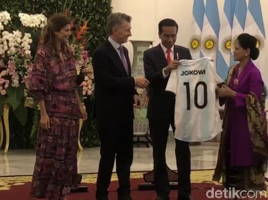 Bertemu Presiden Argentina, Jokowi Dihadiahi Jersey Nomor 10 Albiceleste Bertemu Presiden Argentina, Jokowi Dihadiahi Jersey Nomor 10 Albiceleste