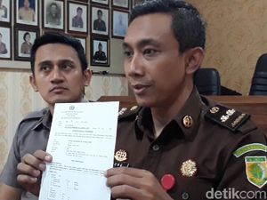 Qomar Tak Ditahan Tapi Wajib Lapor di Kejaksaan Qomar Tak Ditahan Tapi Wajib Lapor di Kejaksaan