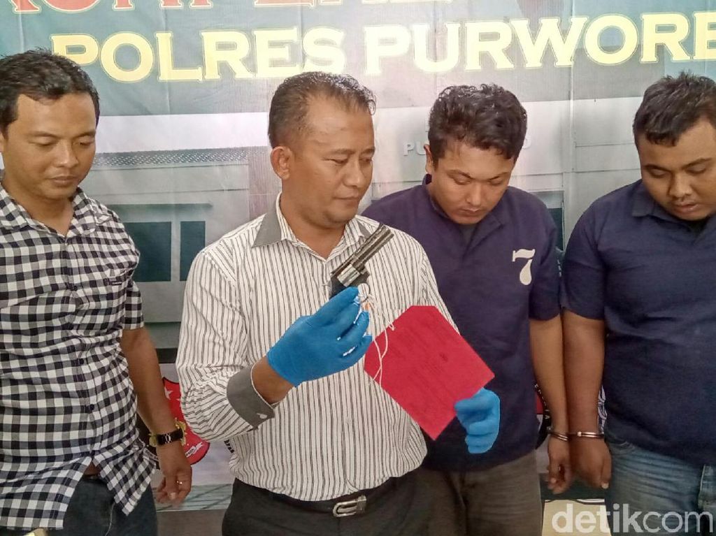 Pakai Pistol Mainan, Polisi Gadungan Peras Remaja Pacaran di Purworejo Pakai Pistol Mainan, Polisi Gadungan Peras Remaja Pacaran di Purworejo