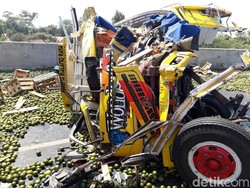 Truk Muatan Jeruk Sundul Truk di Tol Pemalang-Batang, 1 Tewas