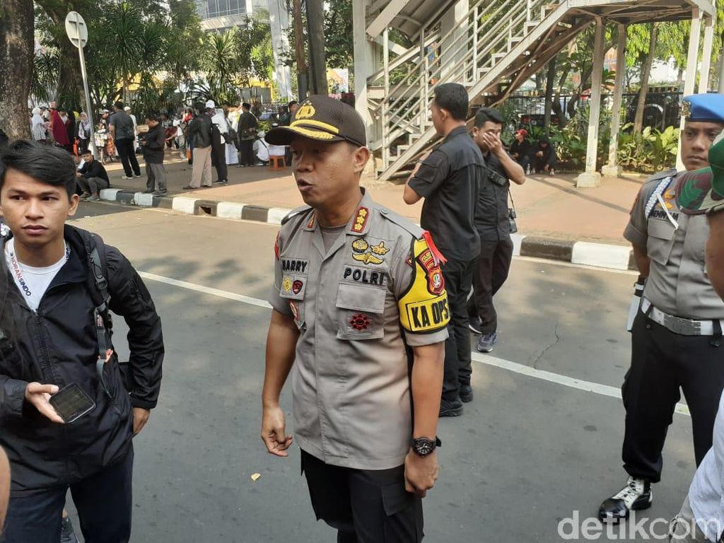 Sambangi Patung Kuda, Kapolres Jakpus akan Tanya Asal Massa Kawal MK Sambangi Patung Kuda, Kapolres Jakpus akan Tanya Asal Massa Kawal MK