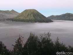 Suhu Dingin Banget Bromo pun Membeku, Ini Penyebabnya