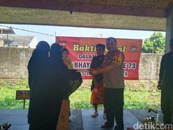 Polisi Beri Sembako-Uang ke Keluarga Napi Teroris di Tasikmalaya