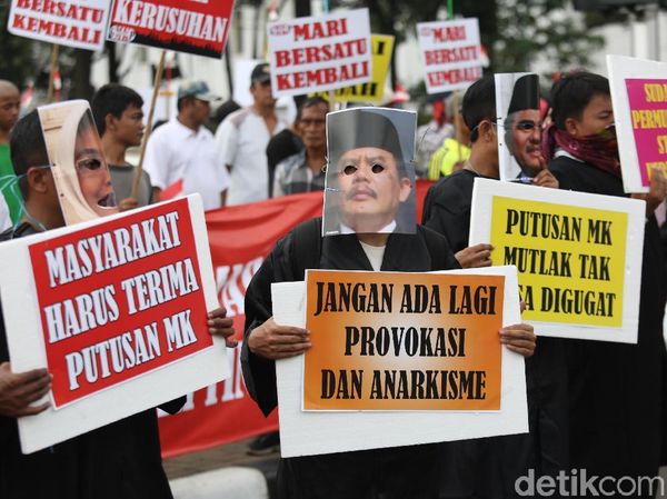Aksi Dukung MK dan Ajak Masyarakat Hormati Putusan