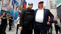 Aksi Kim Jong Un dan Donald Trump Saat Keliling Kota Jepang
