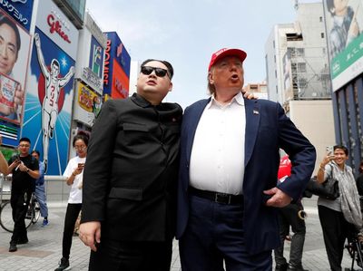 Aksi Kim Jong Un dan Donald Trump Saat Keliling Kota Jepang