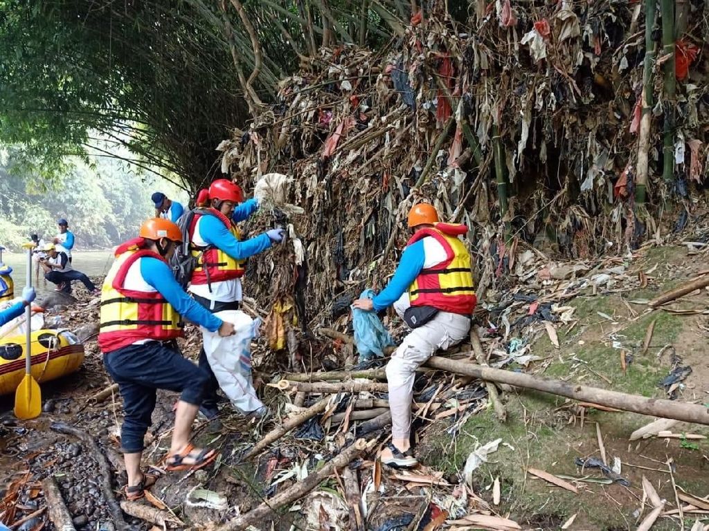 Antam Dukung KLHK Bersihkan DAS Ciliwung Antam Dukung KLHK Bersihkan DAS Ciliwung