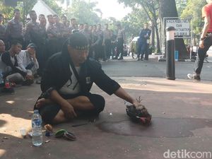 Aksi Kawal MK di Patung Kuda, Abah Zaini dari Banten Atraksi Debus Aksi Kawal MK di Patung Kuda, Abah Zaini dari Banten Atraksi Debus