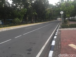 Aksi Kawal MK Bubar, Jalur Medan Merdeka Barat ke Harmoni Masih Ditutup