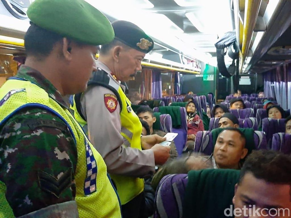 Antisipasi Pengerahan Massa ke Jakarta, Polisi Sekat 3 Titik di Tuban Antisipasi Pengerahan Massa ke Jakarta, Polisi Sekat 3 Titik di Tuban