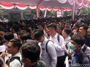 Antre Sejak Pagi, Pencari Kerja di Cilegon Membeludak