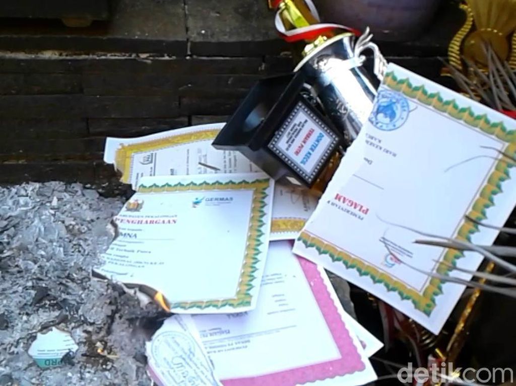 Ditolak Sekolah Idaman, Siswa Prestasi Membakar Belasan Piagam Ditolak Sekolah Idaman, Siswa Prestasi Membakar Belasan Piagam