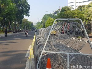 Diduga Stres, Perempuan Berdaster Pink Diamankan Polisi di Sekitar Gedung MK