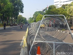 Diduga Stres, Perempuan Berdaster Pink Diamankan Polisi di Sekitar Gedung MK