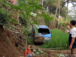 Warga Nyaris Tertimpa Minibus yang Masuk Jurang di Tasikmalaya