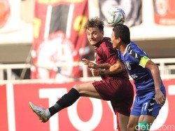 Sementara peluang Becamex datang di menit ke-33. Sundulan Wander Luiz masih terlalu tinggi dari gawang PSM.