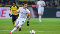 Ada pula Max Kruse yang musim lalu mencetak 12 gol dan 14 assist dari 36 penampilan bareng Werder Bremen. Kontraknya habis 30 Juni nanti, adakah tim yang berniat menggunakan jasanya? (Foto: Jorg Schueler/Getty Images)