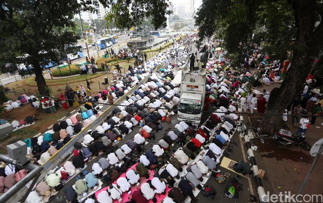 Berita Potret Massa Aksi Kawal MK Salat Zuhur Berjamaah di Jalanan Jumat 19 April 2024