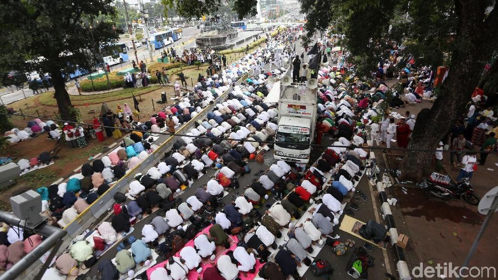 Potret Massa Aksi Kawal MK Salat Zuhur Berjamaah di Jalanan