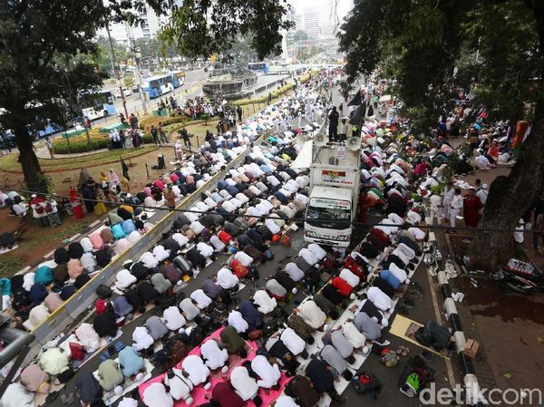 Potret Massa Aksi Kawal MK Salat Zuhur Berjamaah di Jalanan