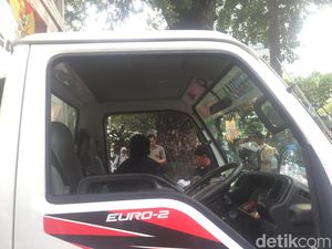 Kaca Mobil Komando Aksi Kawal MK Pecah Saat Merapat di Medan Merdeka Kaca Mobil Komando Aksi Kawal MK Pecah Saat Merapat di Medan Merdeka