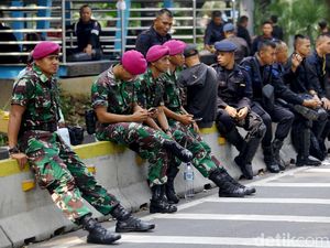 Membandingkan Gaji TNI dan Polisi Membandingkan Gaji TNI dan Polisi